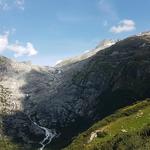 Blick hinauf zum Rhonegletscher und die Quelle der Rhone. Rechts davon der Klein Furkahorn