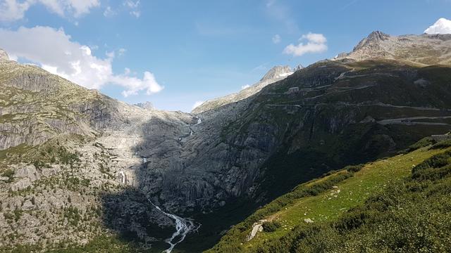 Blick hinauf zum Rhonegletscher und die Quelle der Rhone. Rechts davon der Klein Furkahorn