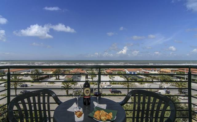 die traumhafte Aussicht vom Balkon auf das Meer