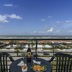 die traumhafte Aussicht vom Balkon auf das Meer