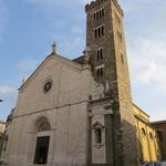 mitten in der Altstadt von Sarzana, besuchen wir die Konkathedrale Santa Maria Assunta 12.Jhr.