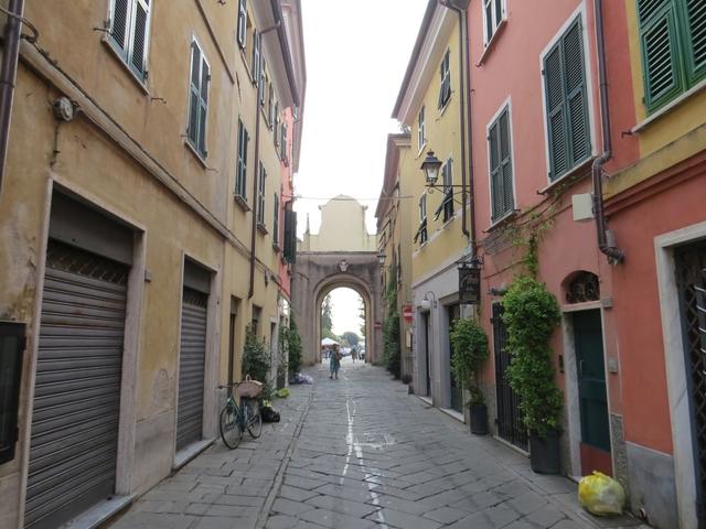 ...verlassen wir die schöne Altstadt von Sarzana