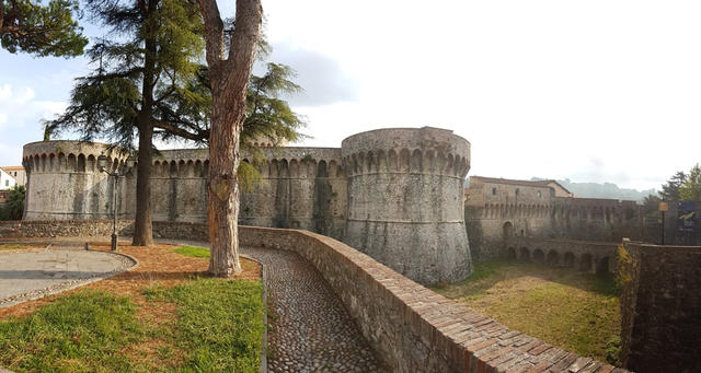 wir bestaunen die zwischen 1487 und 1492 durch Lorenzo "der Prächtige" Medici erbaute Citadelle Firmafede