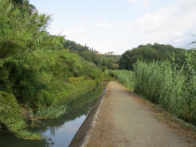 wir erreichen einen Kanal und wechseln von der Region Ligurien in die Region Toscana