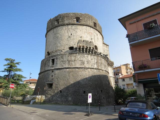 der dicke Burgturm Torre di Castruccio Castracani beschützte früher die Stadt Avenza