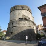 der dicke Burgturm Torre di Castruccio Castracani beschützte früher die Stadt Avenza