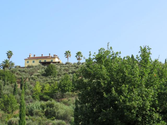 an den Berghängen können sehr schöne Villen bestaunt werden. Wir befinden uns definitiv in der Toscana