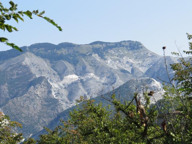 immer wieder schweift der Blick zu den Steinbrüchen an den Berghängen, links von uns