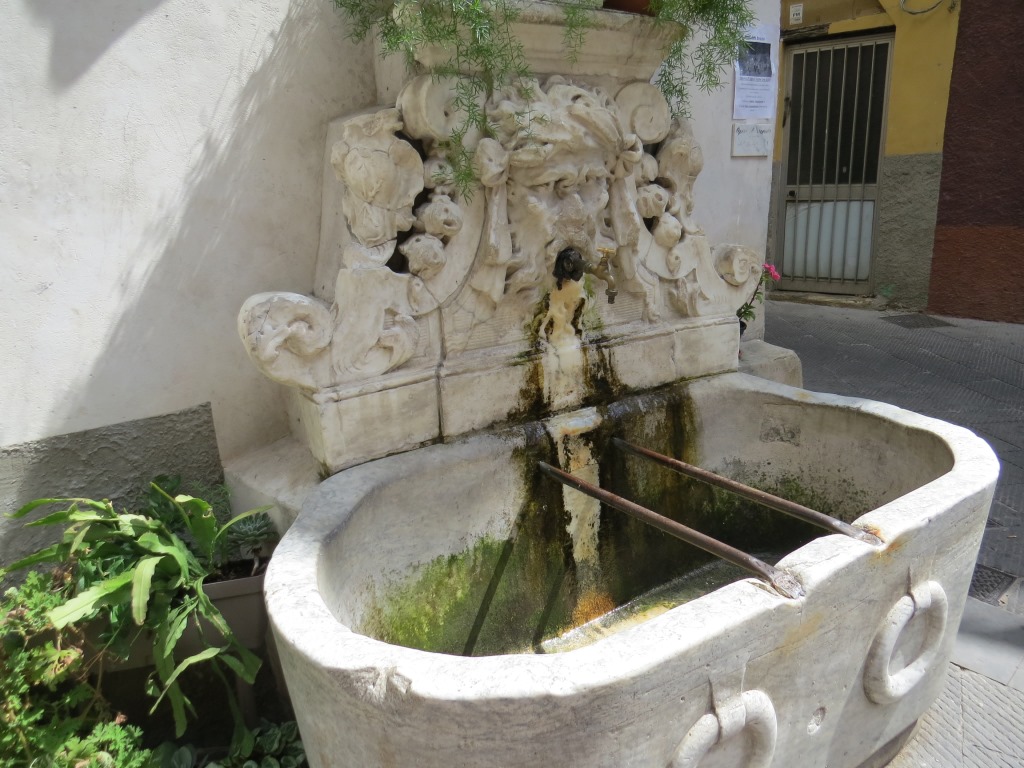 wir bestaunen den schönen Brunnen erbaut 1565, und alles logischerweise aus Marmor