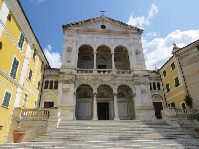 ...und stehen danach vor dem Dom San Pietro und San Francesco 15.Jhr.