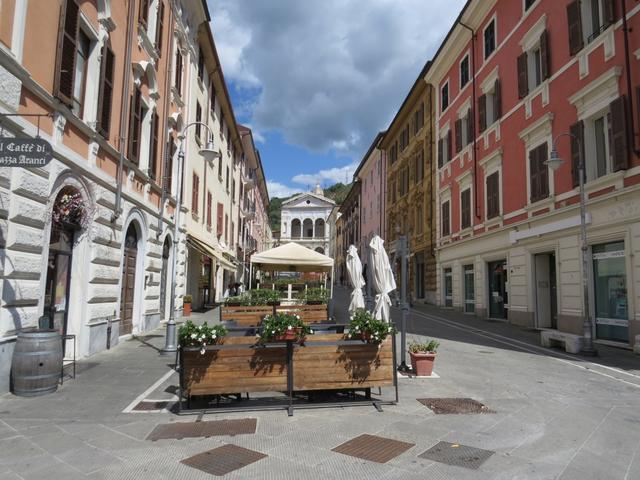 über die Via Dante Alighieri verlassen wir die Altstadt von Massa