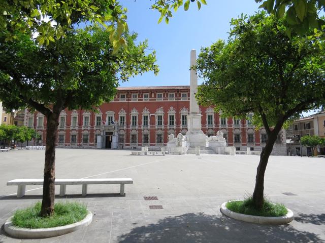 wir durchqueren die schöne und sehr grosse Piazza Aranci, und laufen zum Bahnhof