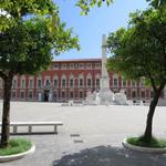 wir durchqueren die schöne und sehr grosse Piazza Aranci, und laufen zum Bahnhof