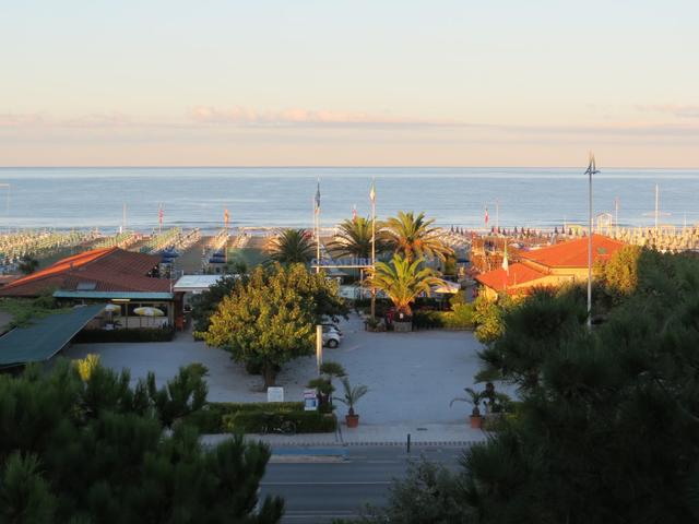 Blick vom Balkon des Hotels zum Strand. Auch heute wird es wieder ein traumhafter Tag