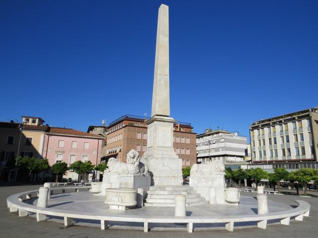 bei der Piazza Aranci mit dem Denkmal. Alles aus weissem Marmor