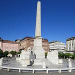 bei der Piazza Aranci mit dem Denkmal. Alles aus weissem Marmor