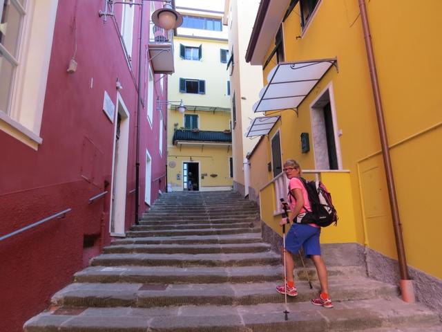 über viele Treppen verlassen wir steil aufwärts die Altstadt von Massa