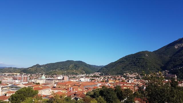 Blick von der Anhöhe bei der Kirche San Giovanni Decolatto auf Massa