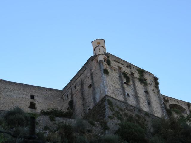 die Via Francigena führt uns direkt am Fusse der Burg Malaspina 10.Jhr.