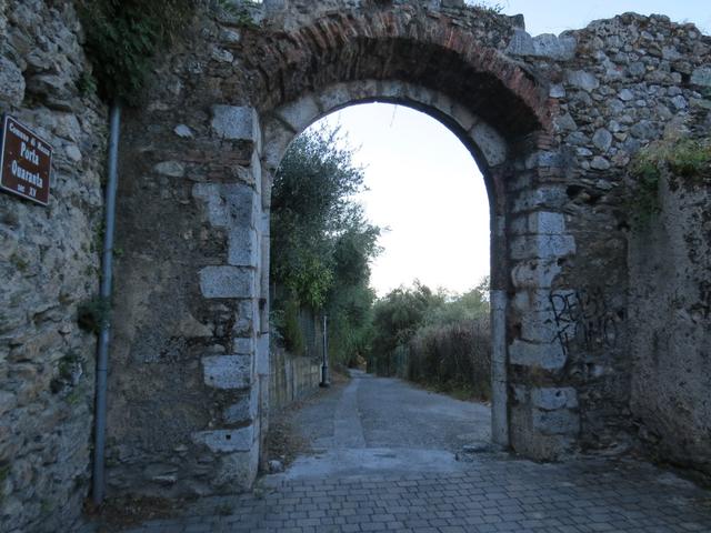 der Weg führt uns durch die mittelalterliche Porta Quaranta 14.Jhr.