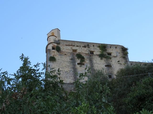 hoch über unsere Köpfe die riesige Burg