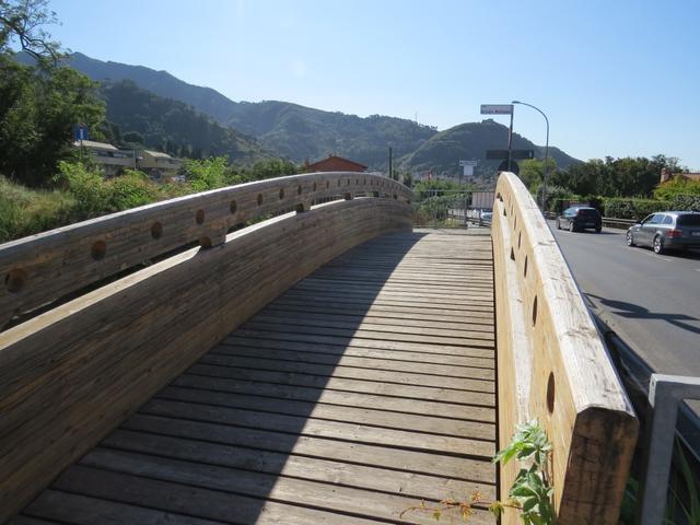 wir überqueren eine neu erstellte Holzbrücke...