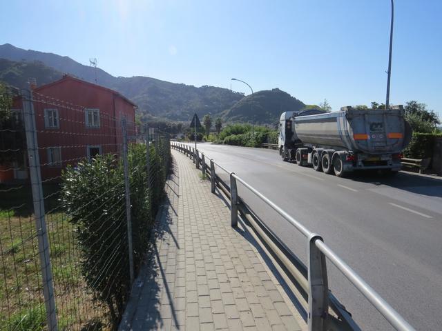 ...und laufen danach über 2 km lang, neben der stark befahrenen Hauptstrasse