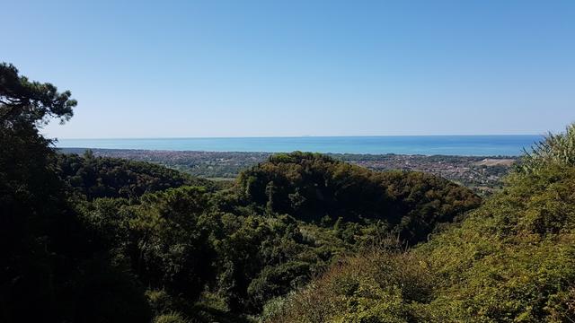 schönes Breitbildfoto mit Blick auf die Versilia und das Meer