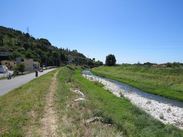 auf dem Damm direkt neben dem Fluss Versilia, geht es weiter Richtung Pietrasanta