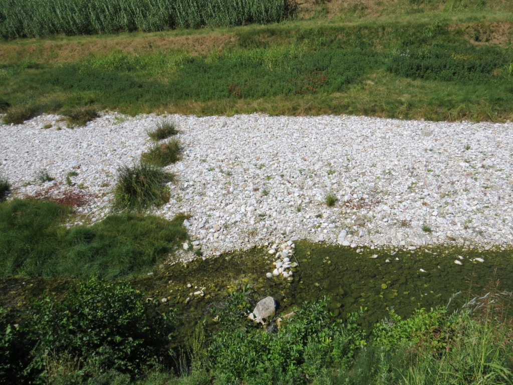 im trockenem Flussbett ist kein Flusskies vorhanden wie wir es kennen, sondern Marmor