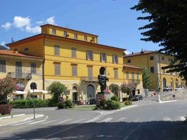 ...erreichen wir das am Fuss der Apuanischen Alpen gelegene, geschichtsträchtige Städtchen Pietrasanta