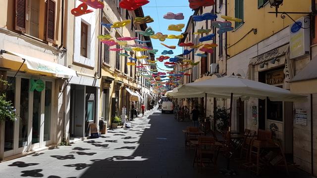 wir durchqueren die schöne Altstadt von Pietrasanta (heiliger Stein)...