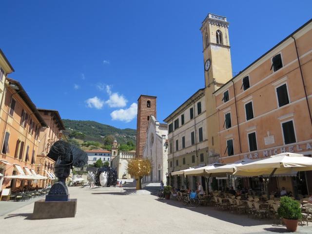 ...und erreichen die sehr schöne Piazza del Duomo