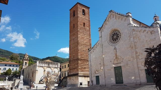 der Duomo San Martino 13.Jhr. mit dem hohen Campanile aus Backstein. Dahinter das Kloster Sant' Agostino