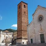 der Duomo San Martino 13.Jhr. mit dem hohen Campanile aus Backstein. Dahinter das Kloster Sant' Agostino