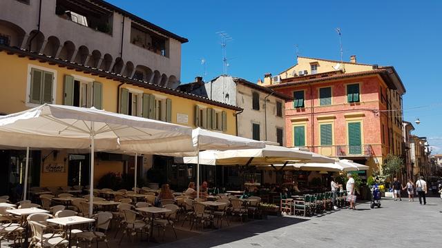 viele Restaurants und Bars säumen den Platz