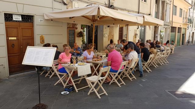 bei einem schönen Restaurant (im Schatten), geniessen wir ein sehr gutes Mittagessen