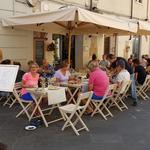 bei einem schönen Restaurant (im Schatten), geniessen wir ein sehr gutes Mittagessen