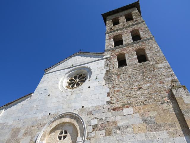 die hälfte der Kirche ist aus Marmor