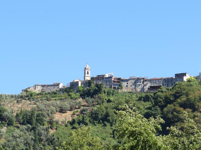 Blick hinauf zum Dorf Monteggiori. Viele Dörfer in dieser Region wurden im Mittelalter auf einem Hügel erbaut