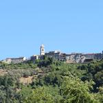 Blick hinauf zum Dorf Monteggiori. Viele Dörfer in dieser Region wurden im Mittelalter auf einem Hügel erbaut