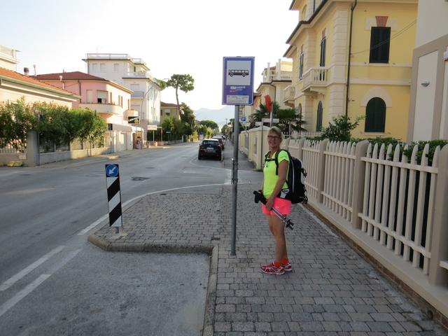 in Lido di Camaiore warten wir auf den Bus