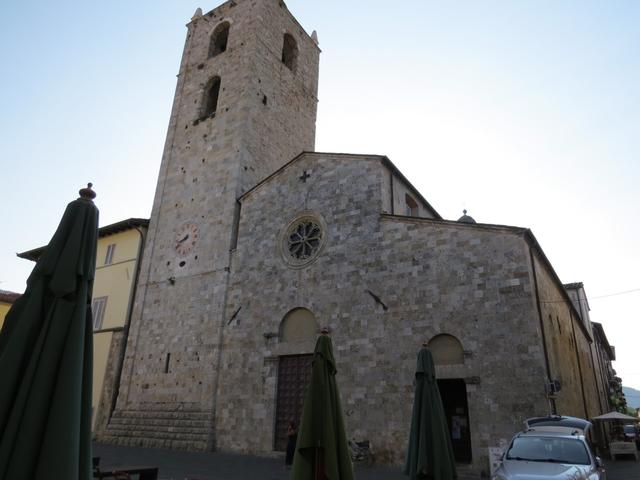 mitten in der Altstadt die schöne Kirche Collegiata di Santa Maria Assunta