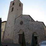 mitten in der Altstadt die schöne Kirche Collegiata di Santa Maria Assunta