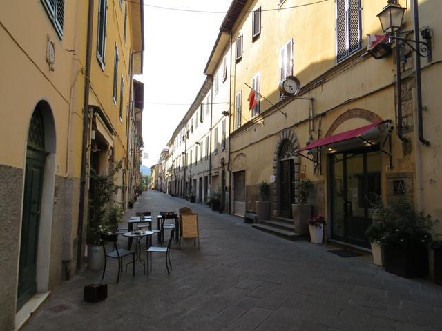 vorbei an der Piazza Francigena verlassen wir Camaiore