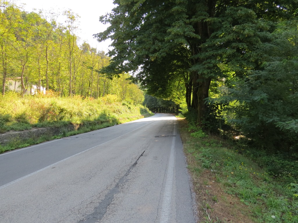 endlos lang, langweilig und alles der Strasse entlang, laufen wir nun abwärts...