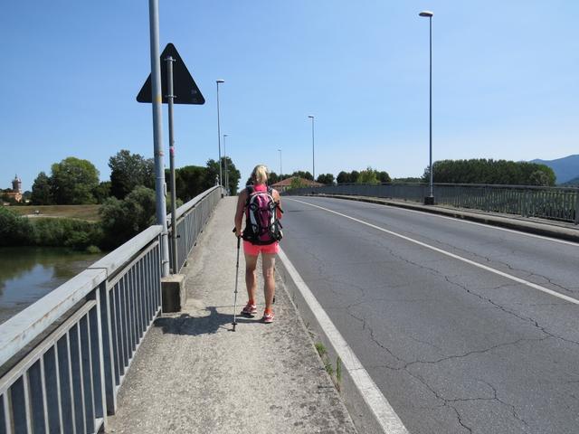 ...überqueren wir auf der gleichnamigen Brücke den Fluss Serchio