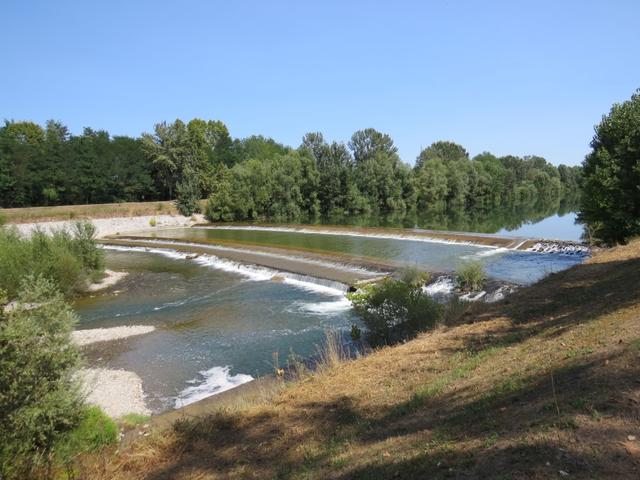 Tafeln eines Lehrpfades begleiten uns. Bänke laden zum verweilen ein. Eine Wasserstufe können wir bestaunen