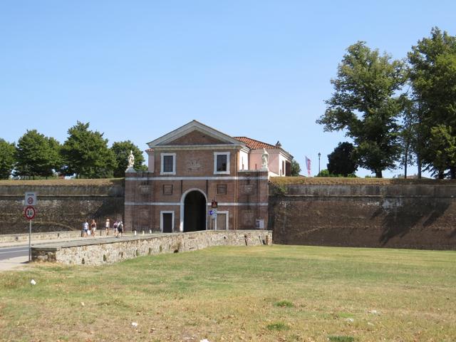 und plötzlich stehen wir vor dem eindrucksvollem Stadttor Porta S.Donato