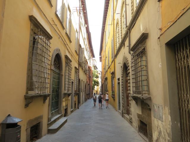wir befinden uns nun in der historischen Altstadt von Lucca, auf der Via San Paolino
